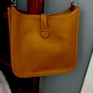 No name leather bag resembles Hermes bag